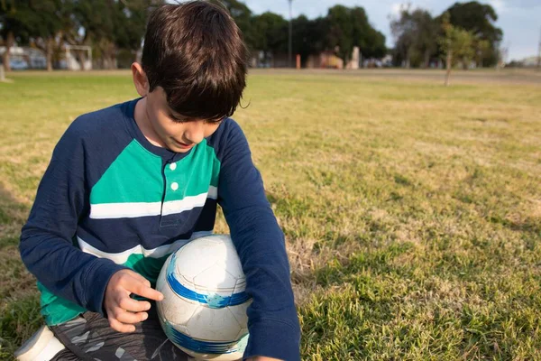 Tarlada Elinde Futbol Topu Olan Beyaz Bir Çocuk — Stok fotoğraf