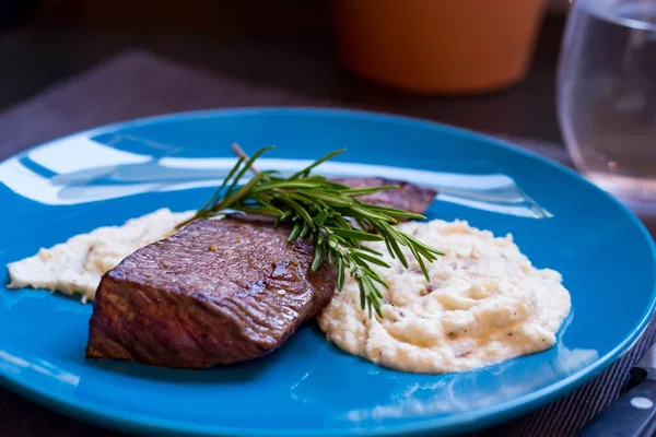 Steak Bramborová Kaše Modrém Talíři — Stock fotografie