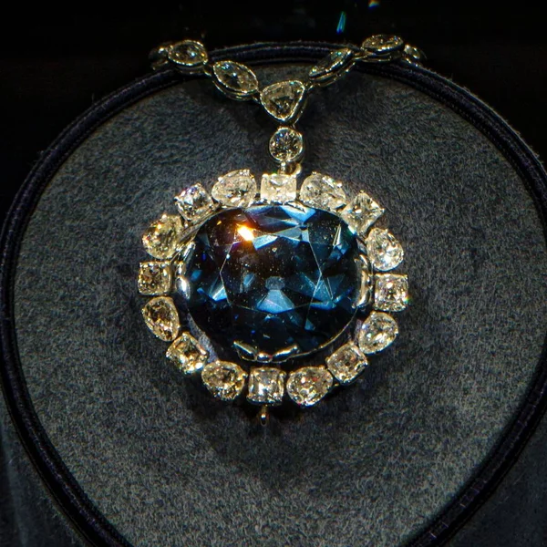 ブラックの背景にブルーの希望のダイヤモンドネックレス — ストック写真