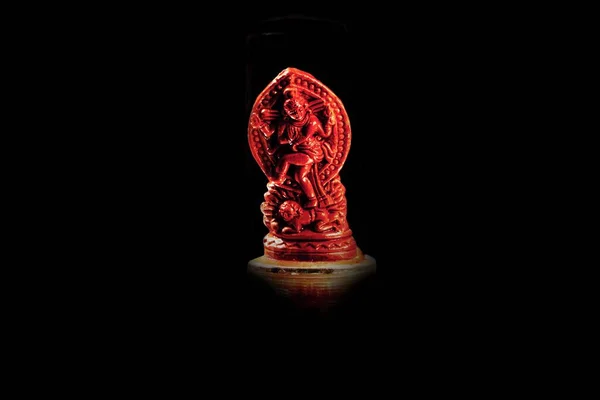 Brązowo Czerwony Miniaturowy Bożek Religijny Czarnym Tle — Zdjęcie stockowe