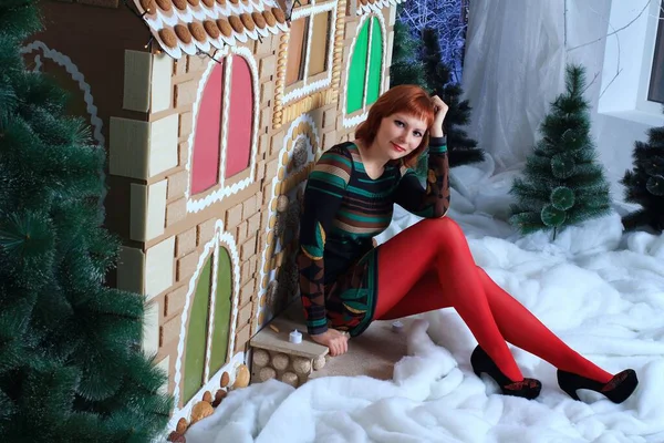 Όμορφο Κουτσό Κορίτσι Κόκκινες Κάλτσες Και Ψηλά Τακούνια Ποζάρουν Χριστουγεννιάτικη — Φωτογραφία Αρχείου