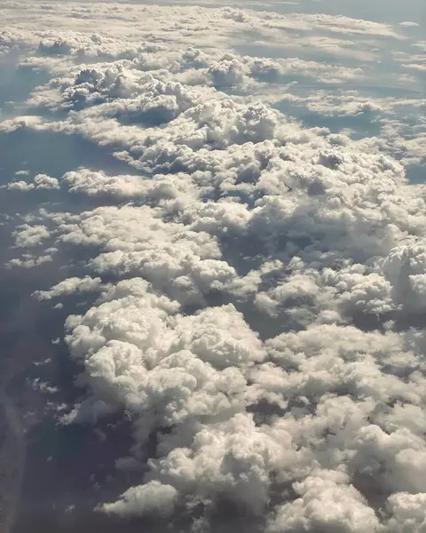 Lodret Skud Blød Fluffy Hvide Cloudscape Den Blå Himmel - Stock-foto