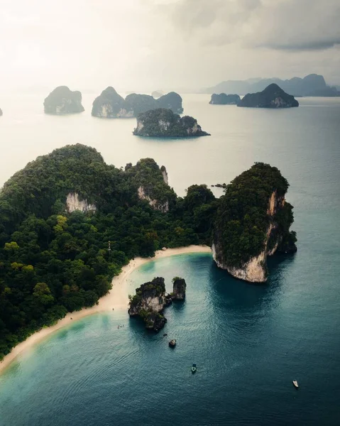 Luftaufnahme Einer Bewaldeten Grünen Felseninsel Mit Sandstrand Thailand Krabi Hong — Stockfoto