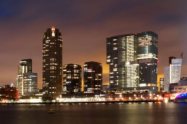 Městské Budovy Rotterdam Noci Před Mořem Nizozemsko — Stock fotografie