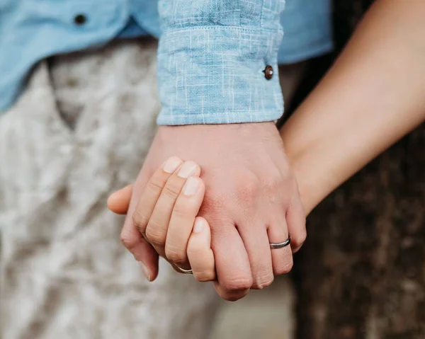 Nahaufnahme Eines Ehepaares Beim Händchenhalten — Stockfoto