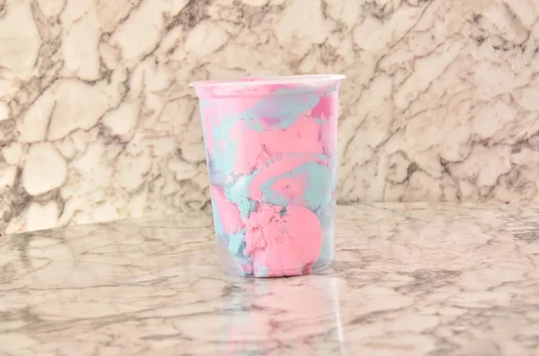 大理石表面上的棉花糖冰淇淋特写镜头 — 图库照片