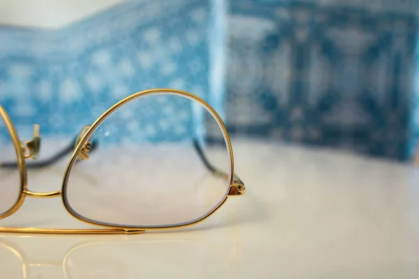 Óculos Com Moldura Dourada Bokeh Fundo Deitado Sobre Uma Mesa — Fotografia de Stock