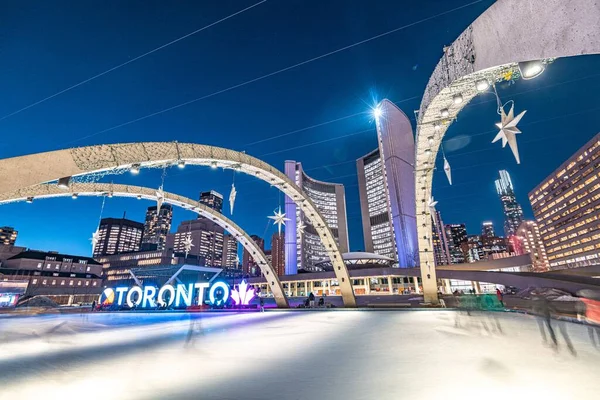 겨울에는 토론토 파란색 시간에 시청의 — 스톡 사진