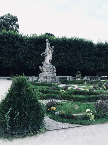 在花园里强奸波斯芬尼雕像的垂直镜头 — 图库照片
