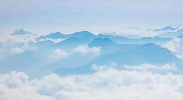 하늘을 이루고 운테르 베르크 마시프 체스가덴 알프스 봉우리들 — 스톡 사진