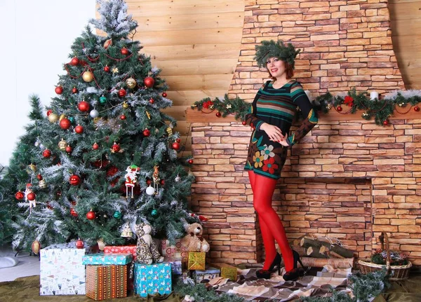 Vacker Benig Flicka Röda Strumpor Och Höga Klackar Poserar Juldekoration — Stockfoto