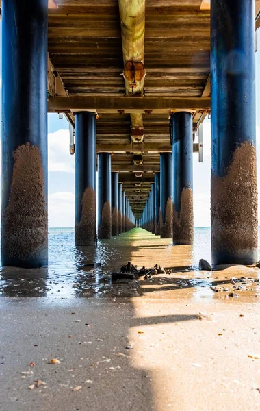 Eine Vertikale Aufnahme Eines Darunter Liegenden Pier Hervey Bay Australien — Stockfoto