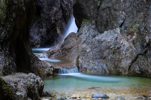Una Cascada Que Fluye Por Las Rocas Alpbachklamm Berchtesgaden — Foto de Stock