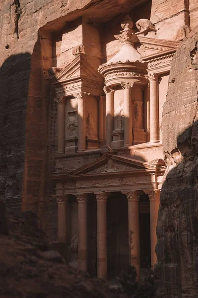 Vertikal Bild Den Arkeologiska Platsen Petra Med Vacker Fasad Utsikt — Stockfoto