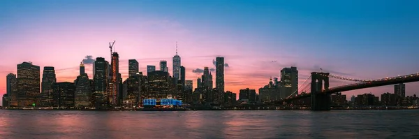 Panorámás Kilátás Brooklyn Hídra New York Városképével Háttérben Naplementekor — Stock Fotó