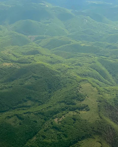 Вертикальный Вид Пышный Зеленый Луг Холмами — стоковое фото