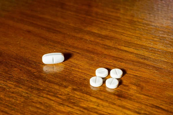 Close Pílulas Brancas Medicamentos Fundo Marrom — Fotografia de Stock