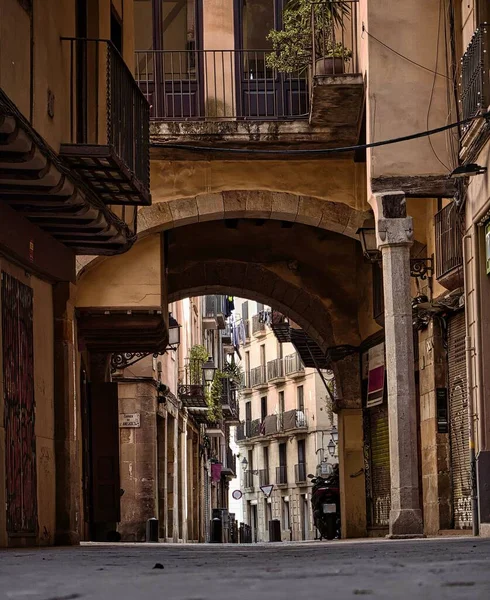 Egy Gyönyörű Sikátor Történelmi Épületek Gótikus Negyed Barcelona Spanyolország — Stock Fotó