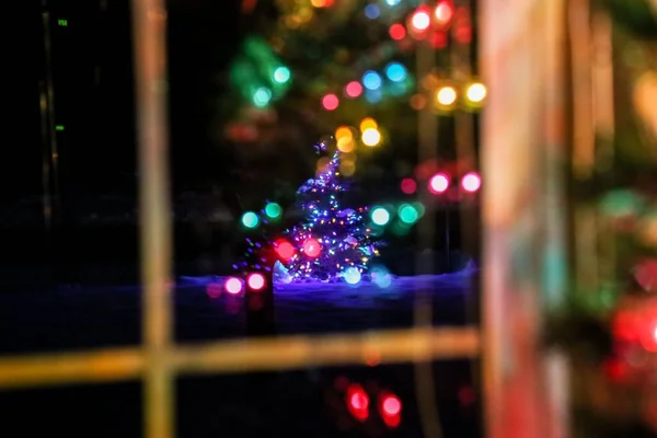 Zbliżenie Świąteczne Światła Odbicie Oknie — Zdjęcie stockowe