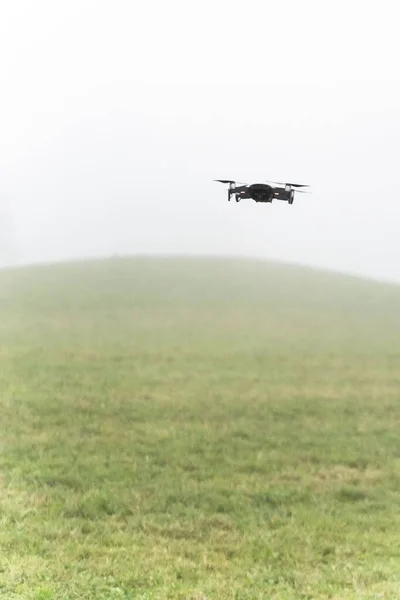 Tiro Vertical Drone Dji Mavic Air Voando Cercado Pelo Nevoeiro — Fotografia de Stock