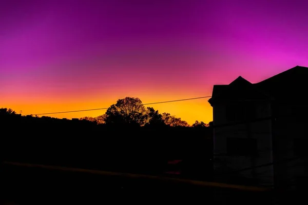 Ein Heller Himmel Bei Sonnenuntergang Mit Baumsilhouetten — Stockfoto
