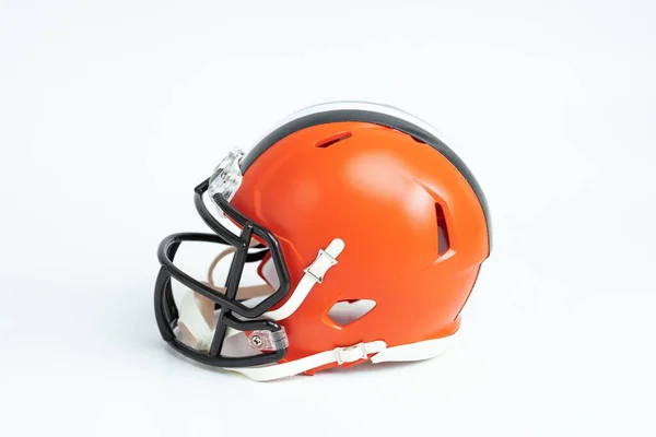 白い背景に隔離されたクリーブランド ブラウンズNflチームヘルメットの閉鎖 — ストック写真