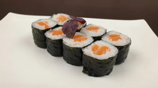Close Prato Branco Cheio Oito Pedaços Sushi — Fotografia de Stock