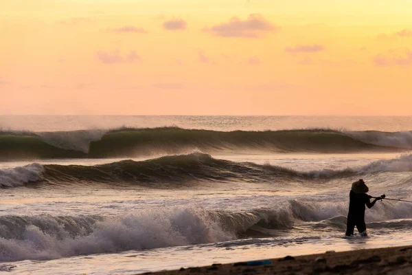 Самотній Рибалка Великих Хвилях Під Час Чудового Заходу Сонця — стокове фото
