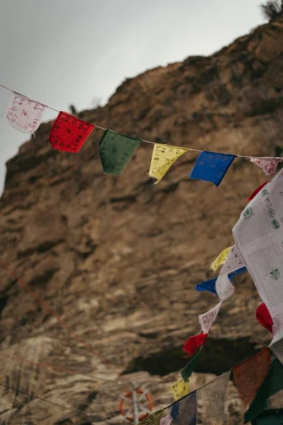 Piękne Buddyjskie Flagi Modlitewne Wiszące Wzgórzach Leh Ladakh — Zdjęcie stockowe