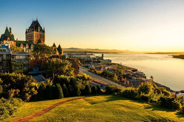 Piękny Widok Zamek Frontenac Otoczony Zielenią Quebecu Kanada Wschodzie Słońca — Zdjęcie stockowe