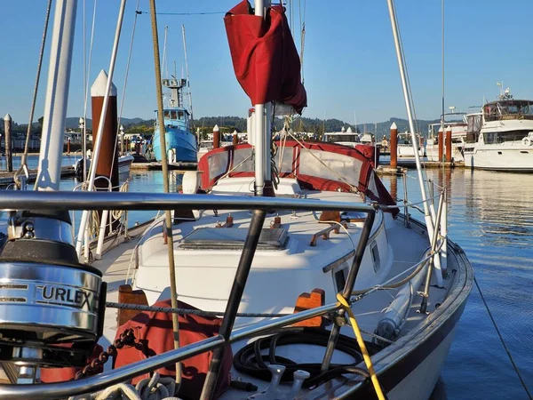 セイボートがフローレンス オレゴン港をサイズロー川に係留した — ストック写真