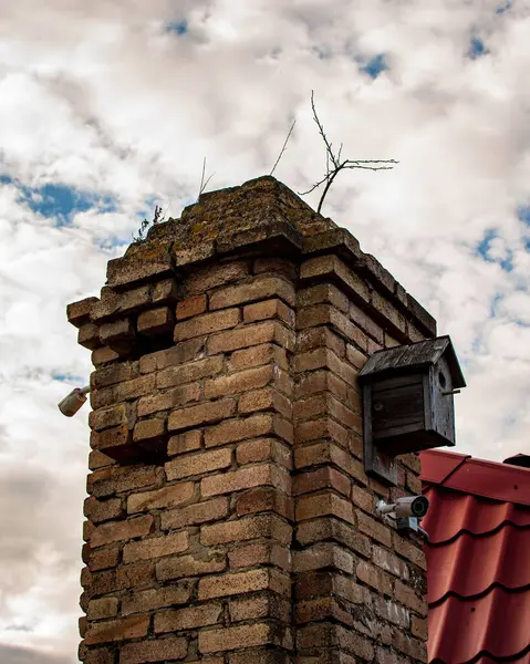 Eski Tuğla Bir Binanın Dikey Bir Görüntüsü Kuş Evi Kamera — Stok fotoğraf