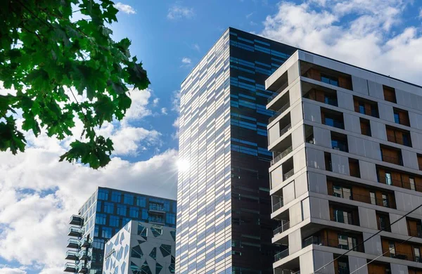 Fachada Edificio Moderno Contra Cielo Azul Nublado Día Soleado Oslo — Foto de Stock