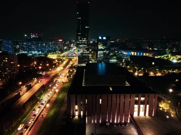 Una Toma Aérea Una Autopista Medio Edificios Ciudad Por Noche — Foto de Stock