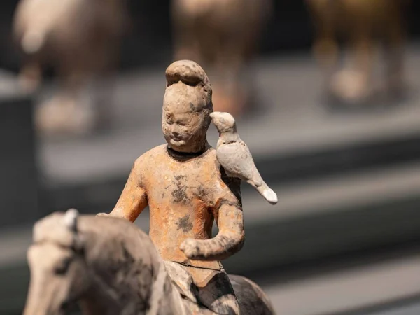 Gros Plan Figurine Argile Asiatique Est Assis Sur Cheval Avec — Photo