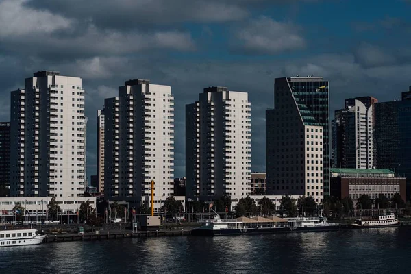Horizonte Los Edificios Rotterdam Contra Cielo Nublado Por Costa Países — Foto de Stock