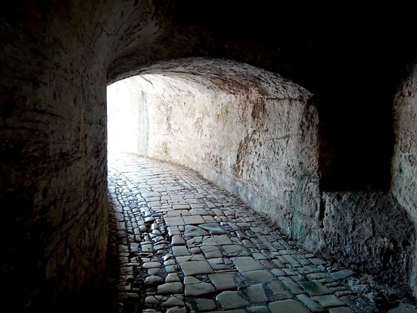Ein Tunnel Einer Alten Steinmauer Der Sich Einen Gehweg Erstreckt — Stockfoto