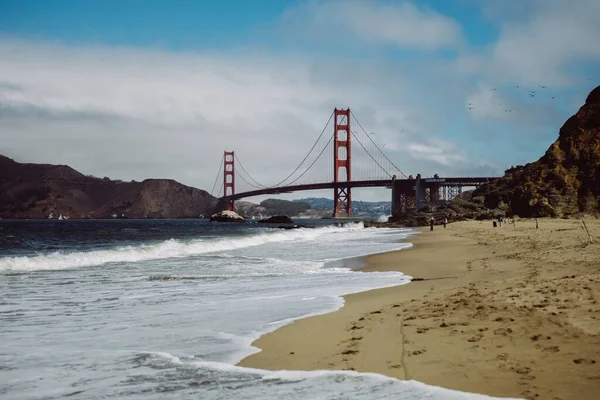 Distant Shot Golden Gate Bridge Water Baker Beach San Francisco — Stock Photo, Image