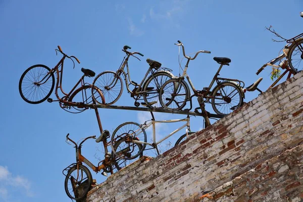 Uma Obra Arte Com Bicicletas Praça Barcelona Espanha — Fotografia de Stock