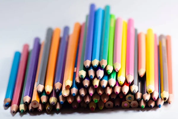 在白色背景上隔离的一堆彩色木制铅笔的特写 — 图库照片