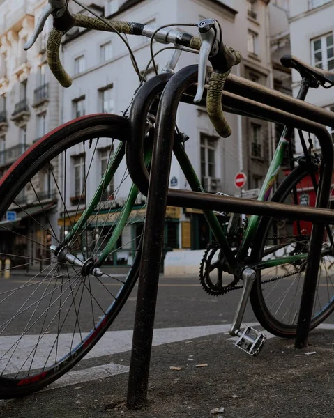 パリ市内中心部のフェンスに取り付けられた古いサイクリングバイクの近景 — ストック写真