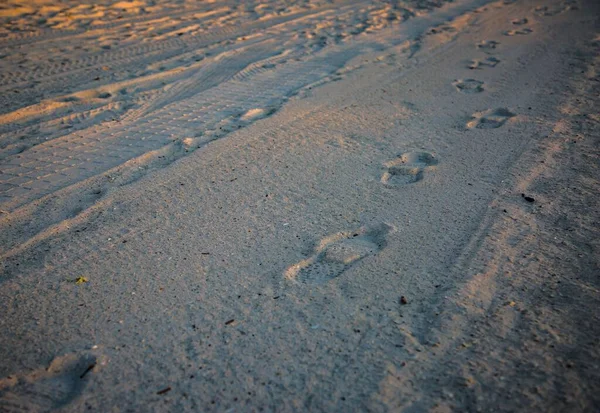 Nahaufnahme Von Fußabdrücken Auf Einem Sand Der Küste — Stockfoto
