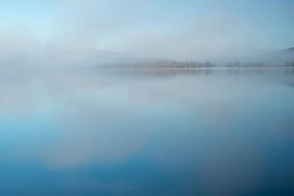 Una Vista Del Paisaje Los Árboles Reflejados Mar Día Niebla — Foto de Stock