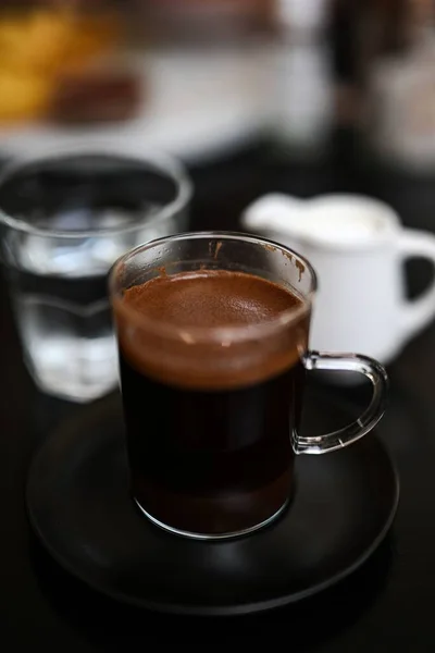 Een Verticaal Shot Van Griekse Koffie Een Transparant Glas Met — Stockfoto