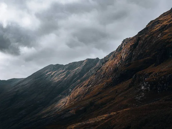 Horisontell Över Steniga Bergen Glencoe Skottland Gråmulen Himmel — Stockfoto