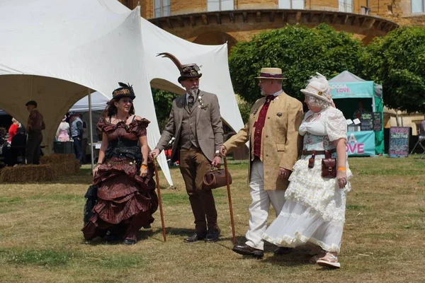 Parade Characters Walking Belvoir Castle Garden Steampunk Weekend Lincolnshire England — Stock Photo, Image