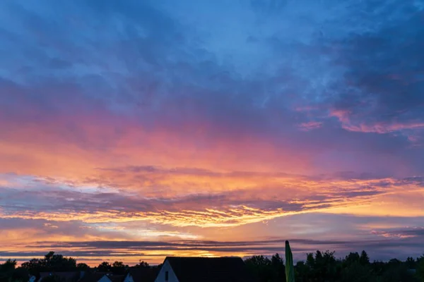 夕方の街の上に美しい明るい夕日の空 — ストック写真