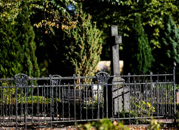 Gravstenen Med Ett Kors Kyrkogården — Stockfoto
