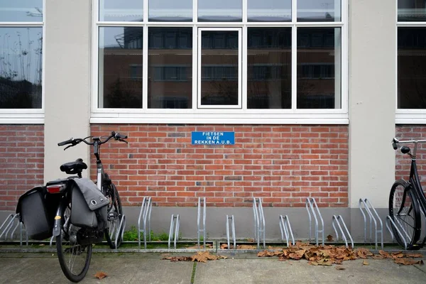 Живописный Вид Велосипедную Парковку Найденную Рядом Зданием — стоковое фото