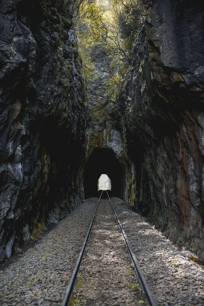 Bana För Tåg Mellan Berg Och Tunnel Med Gröna Träd — Stockfoto
